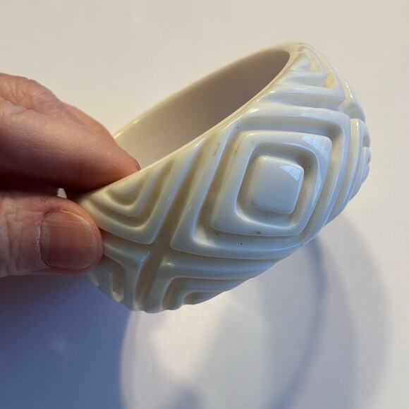 Chunky carved creamy white wide plastic bangle bracelet classic 1980's fashion - Picture 5 of 6